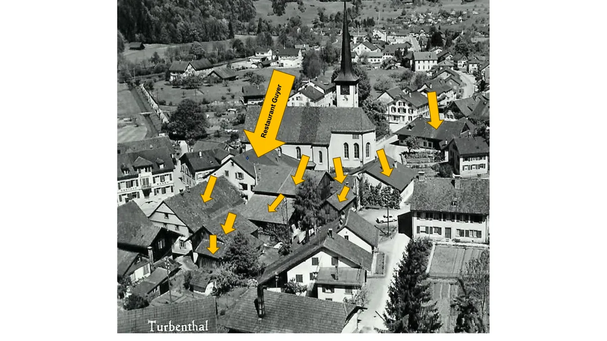 alte aufnahme mit gelben pfeilen